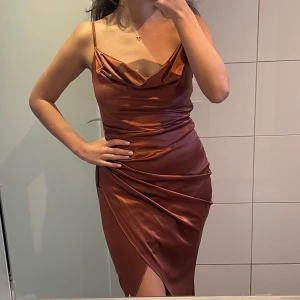 Klänning - Kopparfärgad klänning