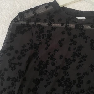 Snygg svart topp från &otherstories - Topp från &otherstories, i mesh / see-through mönster med blommor. I jättebra skick. 