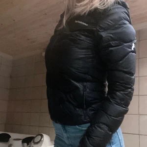 Peak performance Helium XS  - Superfin peak performance Helium jacka stl. XS. Jättefint skick, inga märken eller andra skavanker. Tycker den känns liten på mig, därav säljer jag den. Hör av er vid frågor 🥰