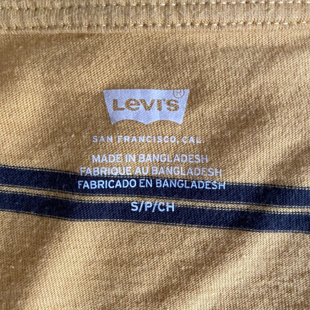 En gul randig tshirt från Levis i storlek s, knappt använd . T-shirts.