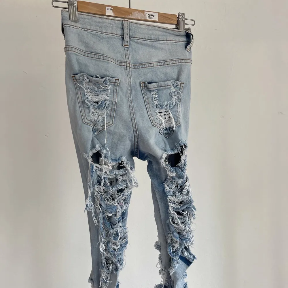 Super rippade jeans från fashion nova . Jeans & Byxor.