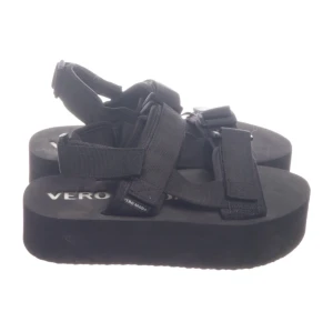 Platåsandaler Vero Moda - Säljer ett par platåsandaler köpta på Sellpy som aldrig kom till användning pga för små. De är justerbara runt hela foten och jättebekväma. Storlek 38 och köpta för 200kr. 🫶🏼