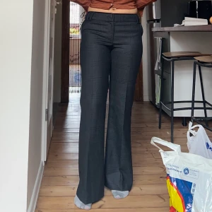 Rutiga byxor - Säljer dessa snygga lågmidjade utsvängda byxor som jag har köpt från humana. Är i fin sick! Storlek 38. Jag är 171cm lång. Pris kan diskuteras❤️