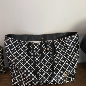 Malene Birger  - Säljer min Malene Birger väska, har en del slitage på kanterna och banden samt insidan. Annars är den är hyfsat skick!