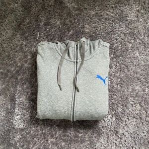Puma Zip Hoodie - Puma hoodie. Storlek M. I använt skick. Om du har några frågor är det bara att ställa de i dm🙂