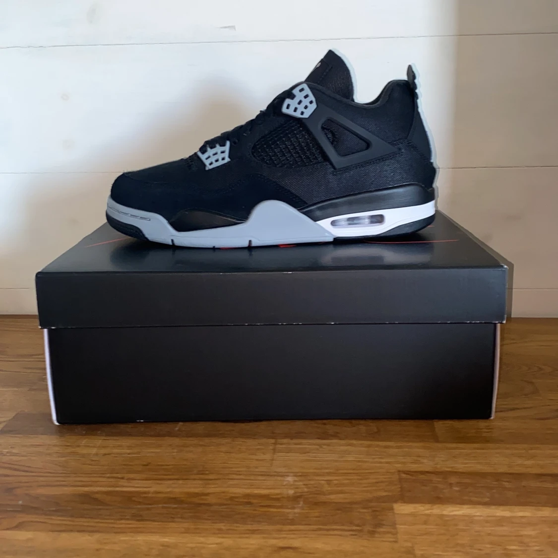 Jordan 4, black canvas