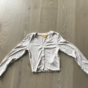 Kofta - Fin beige kofta från Gina tricot Young. Använd  1 gång. 