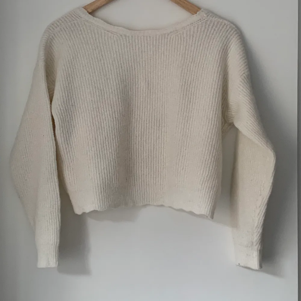 En till fin cropped stickat tröja i mjuk material, med djup öppen rygg. Också köpt i en liten butik i Paris. Använt en eller två gånger. . Stickat.