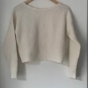 En till fin cropped stickat tröja i mjuk material, med djup öppen rygg. Också köpt i en liten butik i Paris. Använt en eller två gånger. 