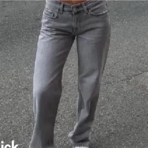Low waist jeans Gina tricot - Säljer dessa jeans som aldrig kommer till användning, använda runt 5ggr så i nyskick! Pris kan diskuteras vid snabb affär