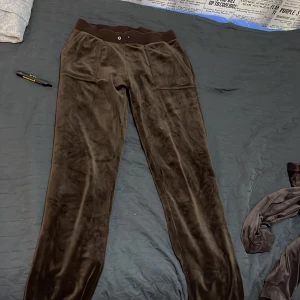 Juicy couture byxor  - Bruna äkta juicy couture byxor. Söndriga vid snöret annars inga fel. Kan sälja billigare vid snabb affär 