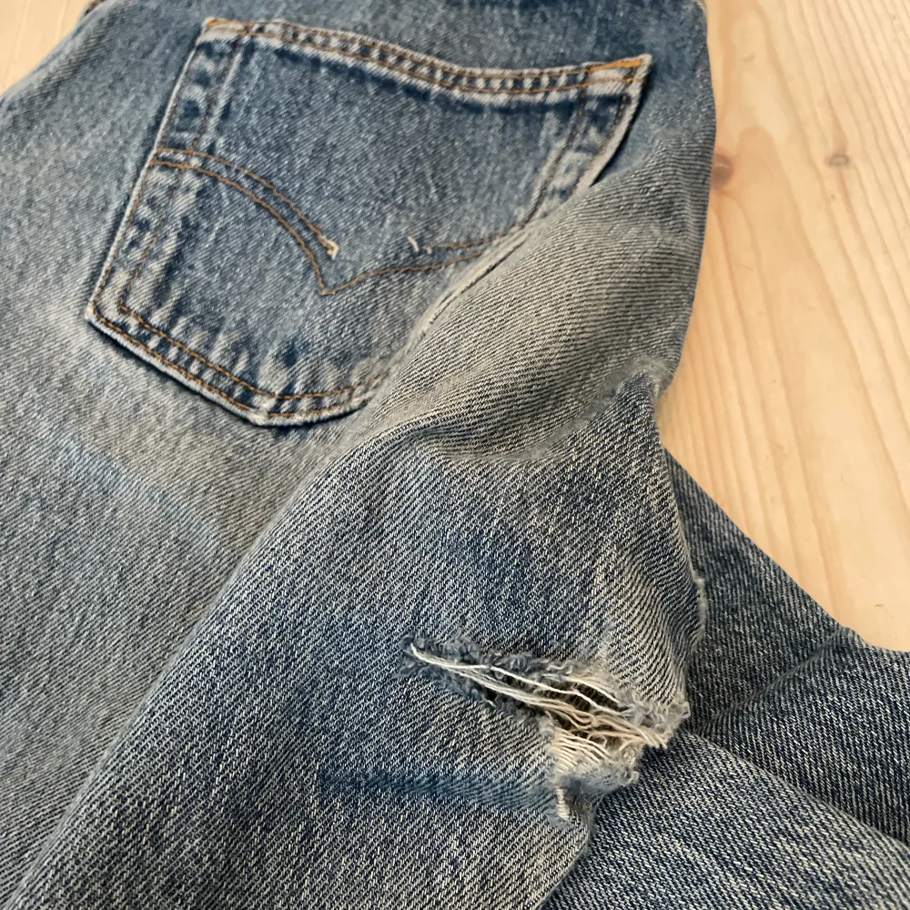 Levisjeans i modellen 501. Har en reva på ena låret (baksidan) som jag inte orkat laga:)). Jeans & Byxor.
