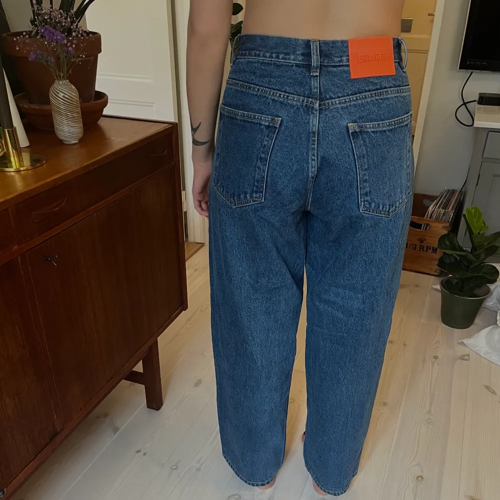 Dessa jeansen från Aplace är till salu! Pösiga och bekväma och en helt perfekt blåa färg💙 sl 27/32 och säljes för 400kr, köpt för ca 1000kr. Jeans & Byxor.