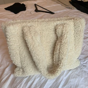 Handväska - Knappt använd, jättefin väska. Jag råka spilla dricka en gång i den men går mycket lätt att ta bort☺️ i priset ingår frakt🤩