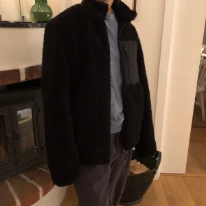 Teddyjacka  - Säljer denna supercoola Teddyjackan från uniqlo🌈🌈🌈🌈en gång en favorit, men sparsamt använd och i fint skick! Möts upp i Stockholm eller leverar frakt på 80 kr.