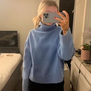 Blå stickad tröja  - Blå stickad tröja i fint skick!