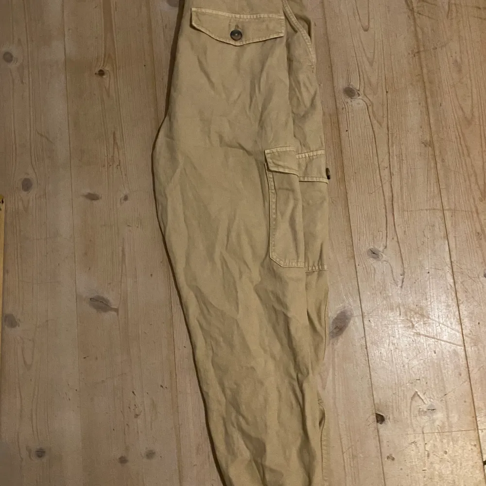 This are the same as the green ones only in beige. These pants are unworn and cute . Jeans & Byxor.
