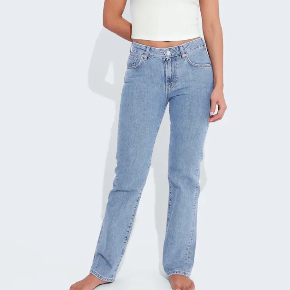 Lowrise ljusblå Jeans från Bikbok.  Köpta i sommras men har inte kommit till användning.   Storlek 27-32  Är långa på mig, jag är 164.  Passar nog bättre på de som e 170+   Originalpris: 599 kr. Jeans & Byxor.