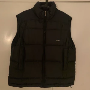 Nike väst  - Säljer nu min skit snygga Nike väst som är köpt förra hösten! Jackan är i storlek 42/44 men på mig som vanligtvis har s/m på jackor sitter den bra, för bild med den på skicka pm, buda inte om du inte kommer genomföra köpet!🖤finns andra frågor kontakta mig