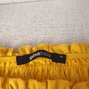 Topp - Oanvända och ny topp från gina tricot