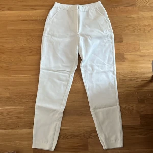 Kostymbyxor  - Vita kostymbyxor från bikbok i storlek xs. Dragkedjor nertill. Kan även skicka om önskas, fraktalternativ kan diskuteras.