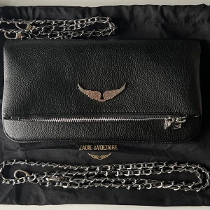 Zadig & Voltaire väska  - Zadig väska i modellen rock grained Leather. Nypris ligger på ca. 3500. Den är helt i nyskick och använd endast en gång. Det är den större modellen! Skriv privat för fler bilder eller frågor 🫶Skickas spårbart med postnord skicka lätt!