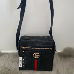 Helt ny Gucci väska (a kopia) köptes för 700kr och säljs för 500kr, priset kan diskuteras 