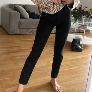 Zara svarta slim fit jeans, storlek 34, nästan som ny, använd max 3 gånger