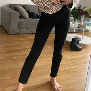 Zara svarta slim fit jeans, storlek 34, nästan som ny, använd max 3 gånger