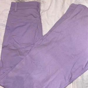 Jeans  - Tre par fina jeans. Dom beiga byxorna är i storlek Xs och dom andra två är i storlek s. 100kr st. Tryck inte på köp nu. Skriv privat istället. Köparen betalar frakten.