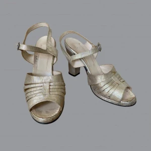 Vintage finskor - Vintage  Behöver lite lim precis vid sulan då limmet blivit torrt och försvunnit. Lätt fixat, har inte provat. 