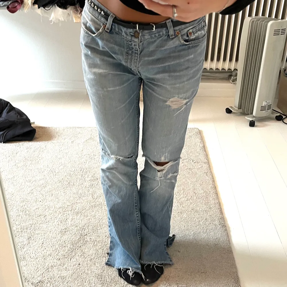 Super snygga vintage jeans som är klippta och passar mig som är 165 cm lång. Vet inte storleken men jag brukar ha S eller 26-27 i jeans, och dom här sitter perfekt oversized på mig😊. Jeans & Byxor.