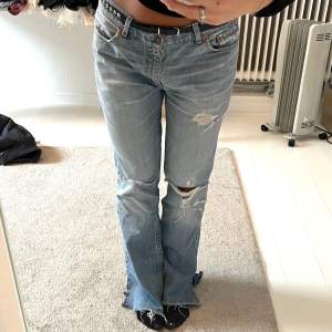 Super snygga vintage jeans som är klippta och passar mig som är 165 cm lång. Vet inte storleken men jag brukar ha S eller 26-27 i jeans, och dom här sitter perfekt oversized på mig😊