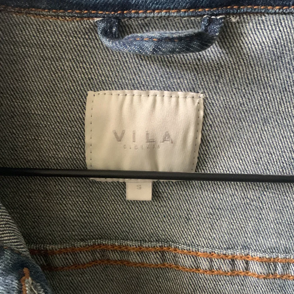 Säljer min älskade jeansjacka ifrån vila i den perfekta färgen!! Storlek S. Mitt pris 100kr + frakt. Jackor.