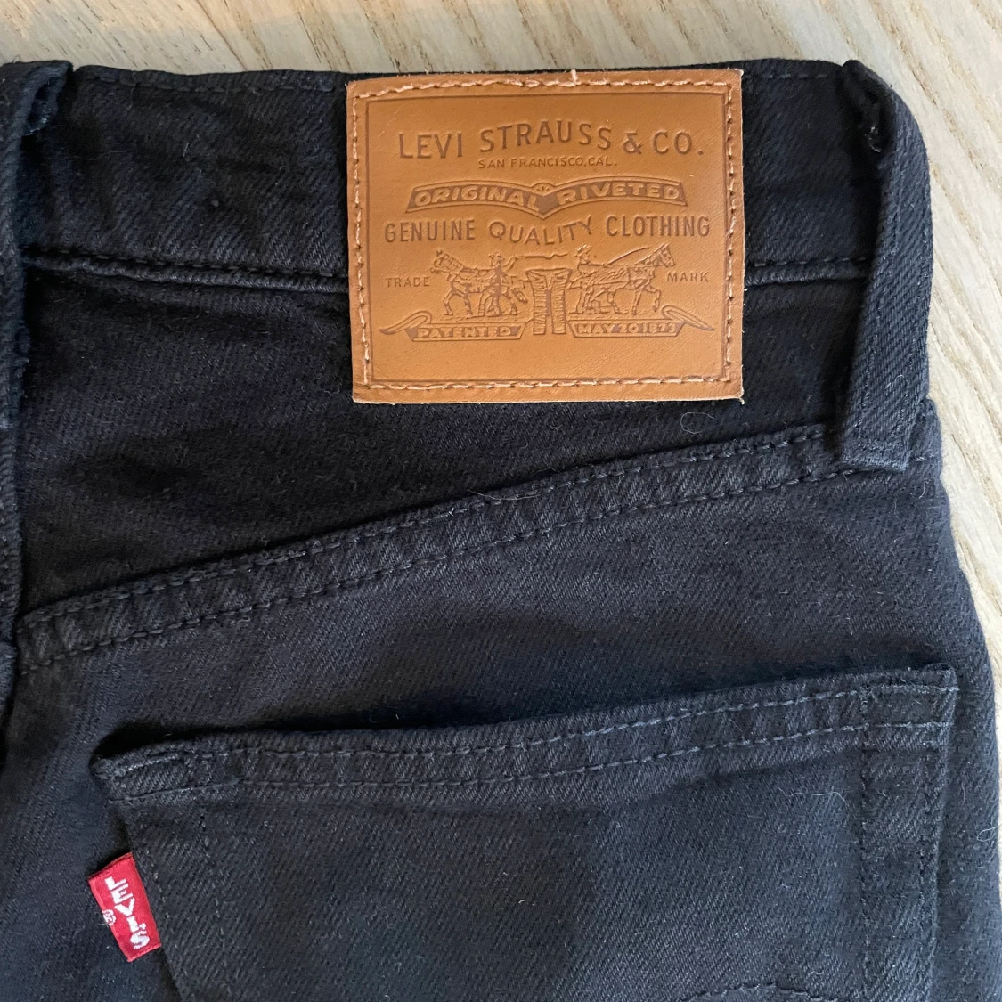 Svarta Levis jeans