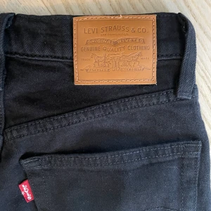 Svarta Levis jeans - Svarta Levi’s jeans men hög midja - ribcage straight 🖤strl W24 L27 i fint skick!