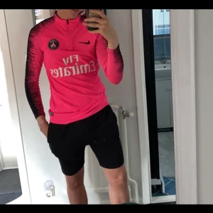 Psg tröja finns inte att köpa längre, där av väldigt svårt att få tag i. - Psg tröja som ny skick använd ett få tal gånger. Psg tröja finns inte att köpa längre, där av väldigt svårt att få tag i.