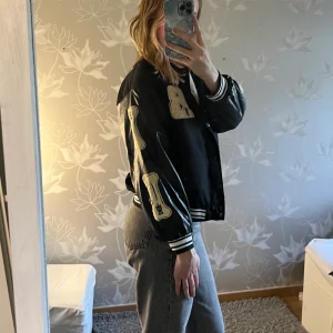 Bomberjacka/collagejacka strl M - En ALDRIG ANVÄND bomberjacka som liknar en collagejacka😻😻 