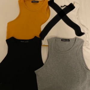 Fyra stycken linnen❣️ - Fina linnen som man kan ha under tröjor/sweatshirts. 30 kr styck, 50 kr för två❣️100 kr för alla❤️Tar inga returer och tryck inte på köp nu direkt!😊 