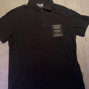 Versace piké  - Storlek M, nästan helt oanvänd