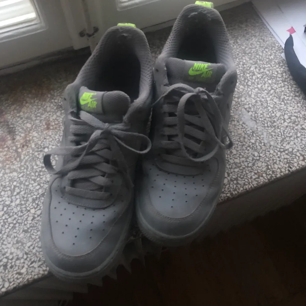 Säljer gråa Nike airforce för att jag inte använder dom längre. Dom är använda ett antal gånger men det går att putsa till dom. . Skor.