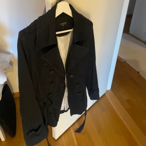 Svart kappa - Svart kort höst och vår kappa. Säljer då den aldrig kommer till användning🤩