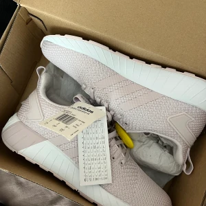 Adidas runners - Puderrosa Adidas running skor i storlek 39 och en tredjedel! Helt oanvända med lappar kvar  Nypris 1200kr säljer för 400kr