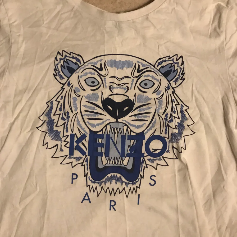 Kenzo T-shirt  Pris 129kr  Storlek xs  Fraktar eller möts upp i Gbg . T-shirts.