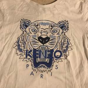 Kenzo T-shirt  Pris 129kr  Storlek xs  Fraktar eller möts upp i Gbg 