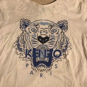 Kenzo T-shirt  - Kenzo T-shirt  Pris 129kr  Storlek xs  Fraktar eller möts upp i Gbg 