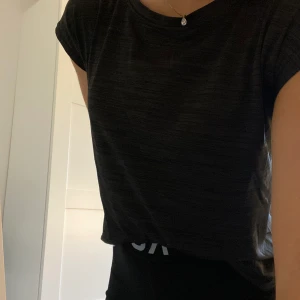 Tränings t-shirt - Fin tränings t-shirt som tyvärr blivit för liten för mig, använd men i fint skick!🫶🏼