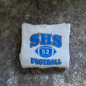 Lee ”SHS Football” Hoodie - Snygg och ovanlig Lee Hoodie från USA. Storlek L I använt skick, väldigt bra skick För mer frågor så kontakta!