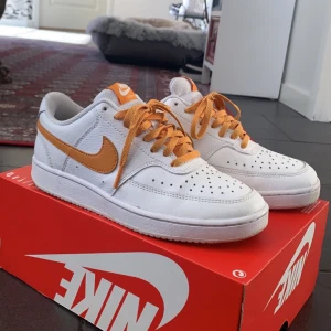 Nike vita - Nike skor använda ett få antal gånger. Ligger bara och skräpar så säljer dom. Har själv 38 i storlek men dom passar bra! Pris kan diskuteras 😊☺️