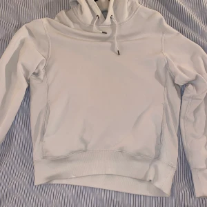 Uniqlo Hoodie S - Uniqlo Hoodie storlek S. Bra skick som jag säljer för jag växt ur. 